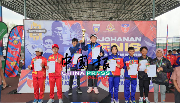 丁文思（左4）与队友，成功代表柔州夺得12岁全国混双冠军。