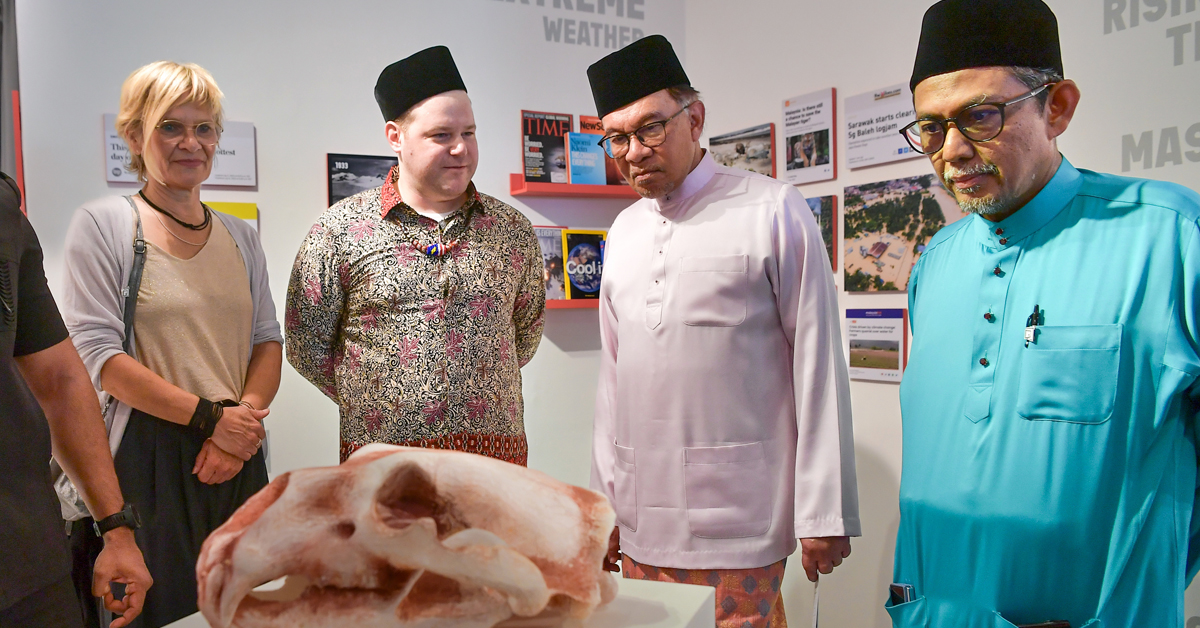 安华（右2）参观在吉隆坡爵士及艺术中心举办的展览。