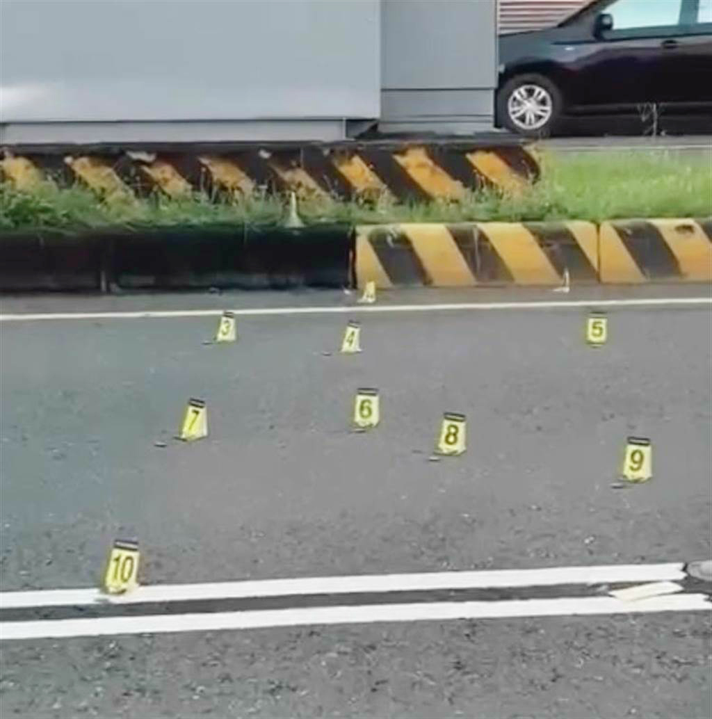 台湾屏东枪击案 宝马轿车遭扫16枪成蜂窝