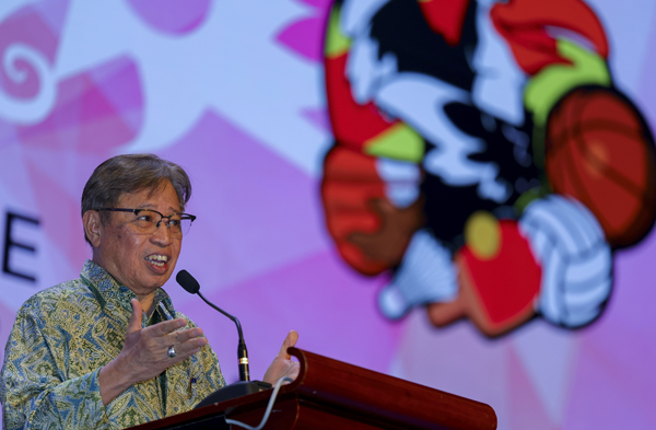 KUCHING, 31 Ogos -- Premier Sarawak Tan Sri Abang Johari Tun Openg berucap pada Majlis Penutupan Pertandingan Aneka Bola Sekolah-Sekolah Menengah Persendirian Cina peringkat Nasional Ke-10 2023 di Pusat Konvensyen Borneo Kuching malam ini.

--fotoBERNAMA (2023) HAK CIPTA TERPELIHARA