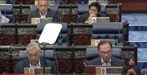 国会下议院全体国会议员为沙拉胡丁阿育，默哀一分钟，场面肃穆。