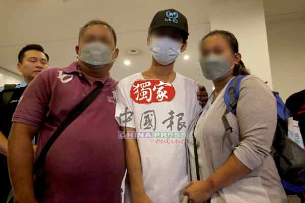 赖先生的父母周三（20日）到吉隆坡国际机场第二航站楼接机。（★★马赛克猪仔及父母的眼睛★★）
