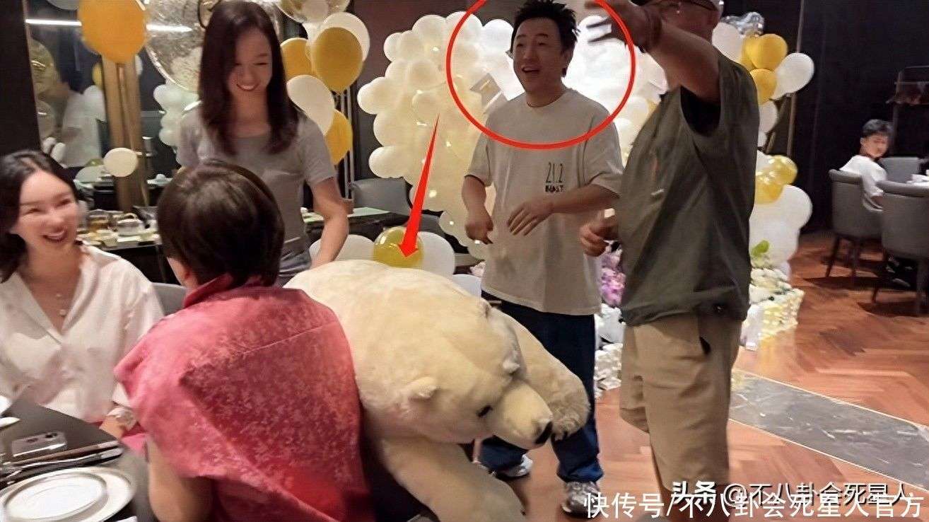 黄渤将北极熊玩偶，送给姐姐当生日礼物。