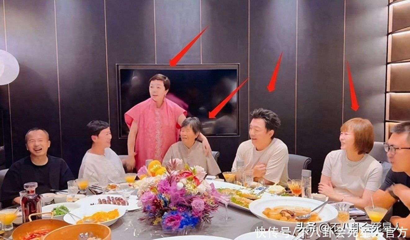 黄渤（右2）的家宴画面吸引网友围观。