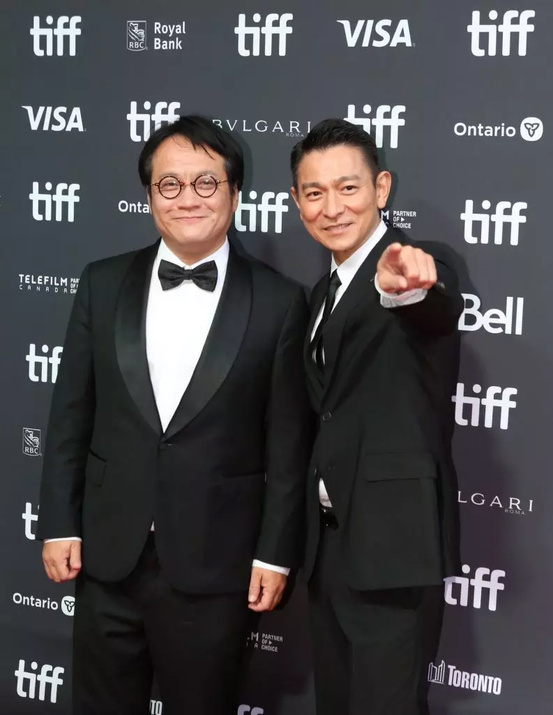 刘德华及导演宁浩现身多伦多国际影展《红毯先生》首映礼红毯。