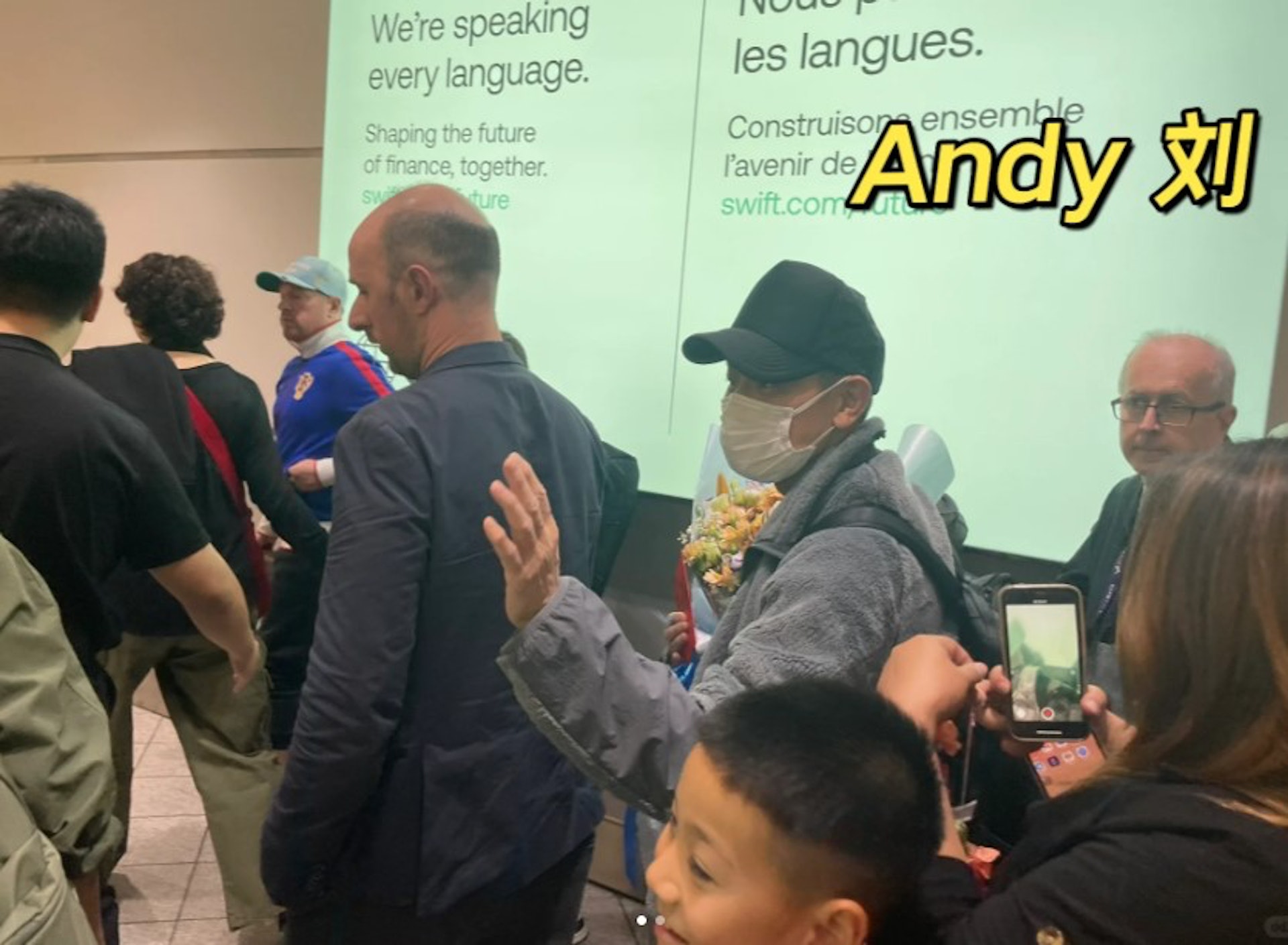 刘德华在机场向粉丝热情地挥手,令网友大赞亲民。