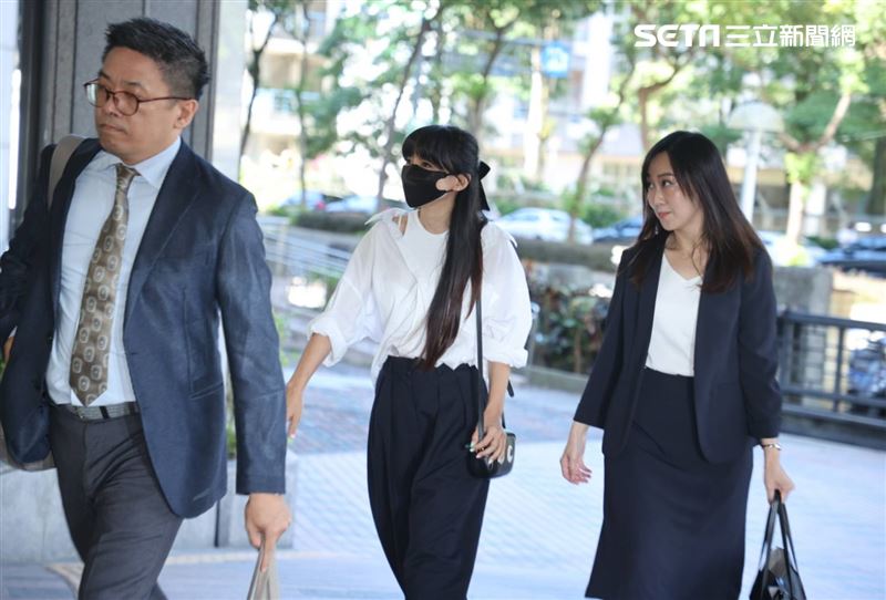 李靓蕾（中）也在律师陪同下出庭，看来心情不错。