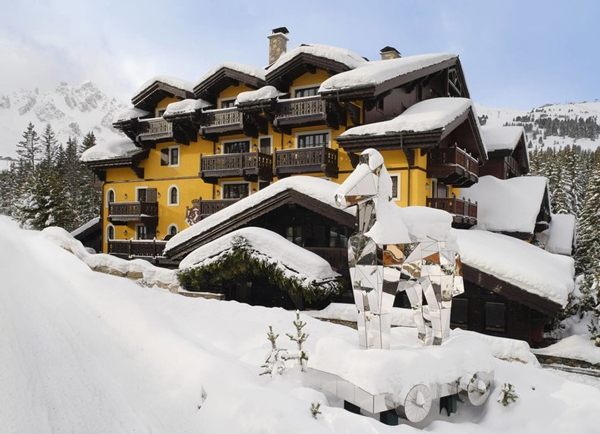 从2006年开始便创立了Cheval Blanc（白马庄园）的品牌。在阿尔卑斯山脉、马尔代夫、圣特罗佩等全球多个度假胜地开设了度假酒店。