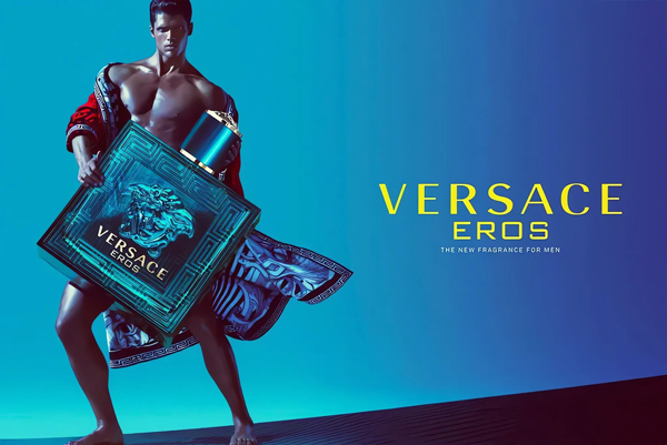 当Versace Eros男香推出时十分受欢迎，香水瓶身正面的品牌标志性美杜莎头像与整体瓶身的品牌经典构图的整体浮雕，非常精致。