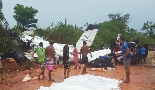 飞机残骸旁的罹难者遗体。
