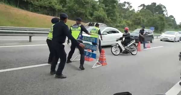 JPJ police 骑士 路障