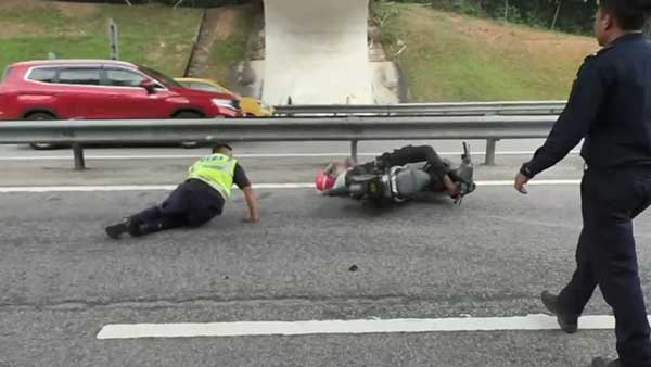 JPJ police 骑士 路障