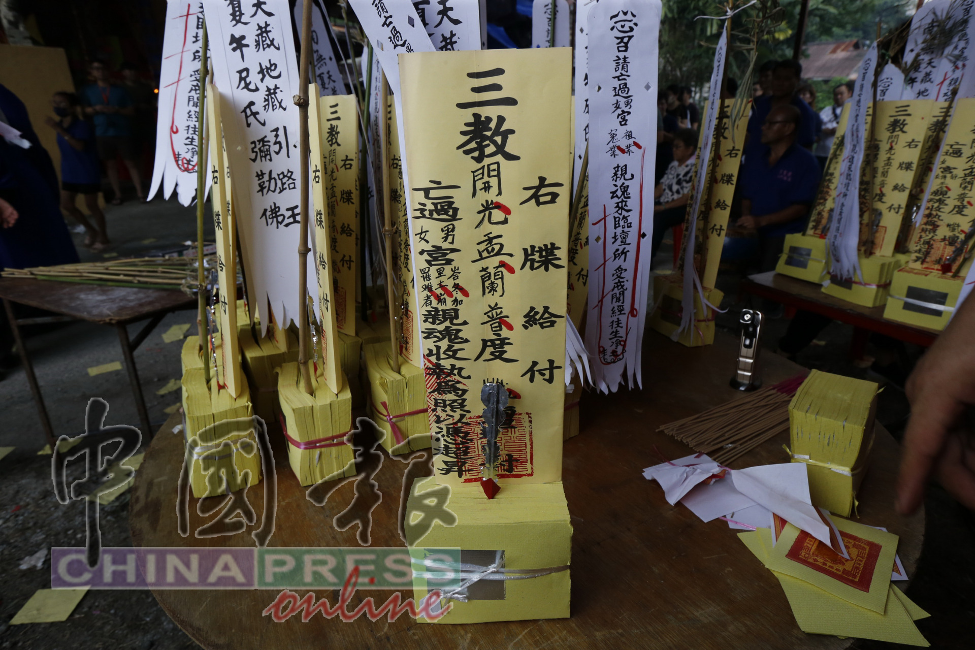 在招魂仪式，牒位注明峇冬加里露营地土崩事故的罹难者。