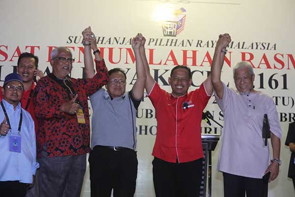 埔莱国席补选希盟诚信党候选人苏海山（右2）胜选后，受到支持者高举双手，庆祝胜利。

