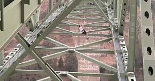 少年闯加州最高桥拍片 200公尺高空玩命荡秋千