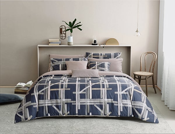 选择柔和色调的床单或床被，能为你睡房增添一点温暖，再加配几个不同颜色的枕头，让睡房看起来更具清新感。