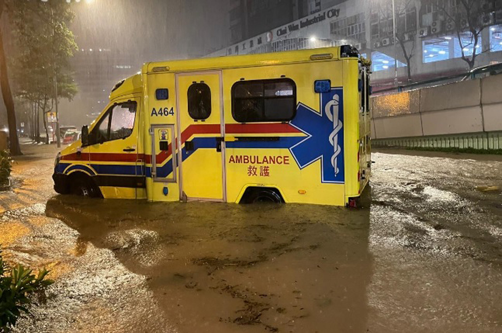 在黑色暴雨下，香港柴湾成“孤城”，通往其他地区的道路水浸，车辆无法驶离柴湾，柴湾永泰道有一辆救护车困在水中央。
