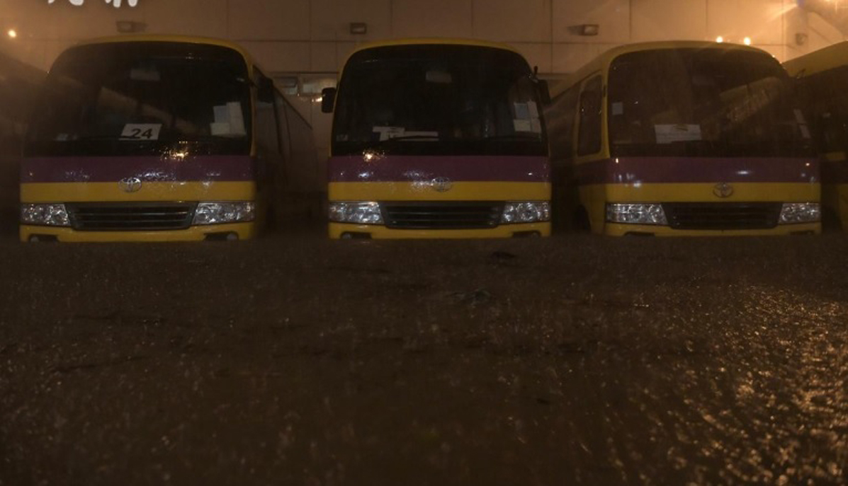 香港多处水灾，洪水重灾区柴湾一停场，多辆校巴浸在水中。