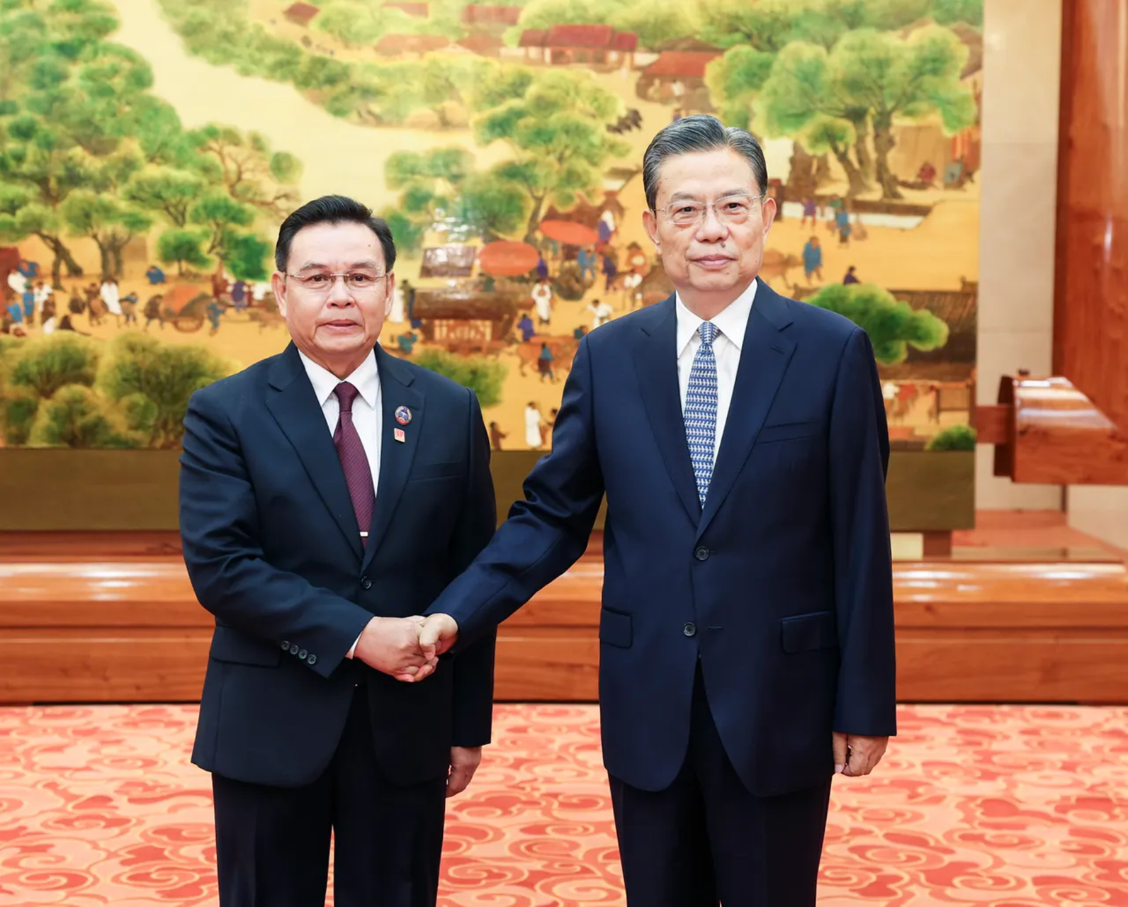 中共全国人大常委会委员长赵乐际（右）本月在北京人民大会堂，与寮国国会主席赛宋蓬举行会谈。