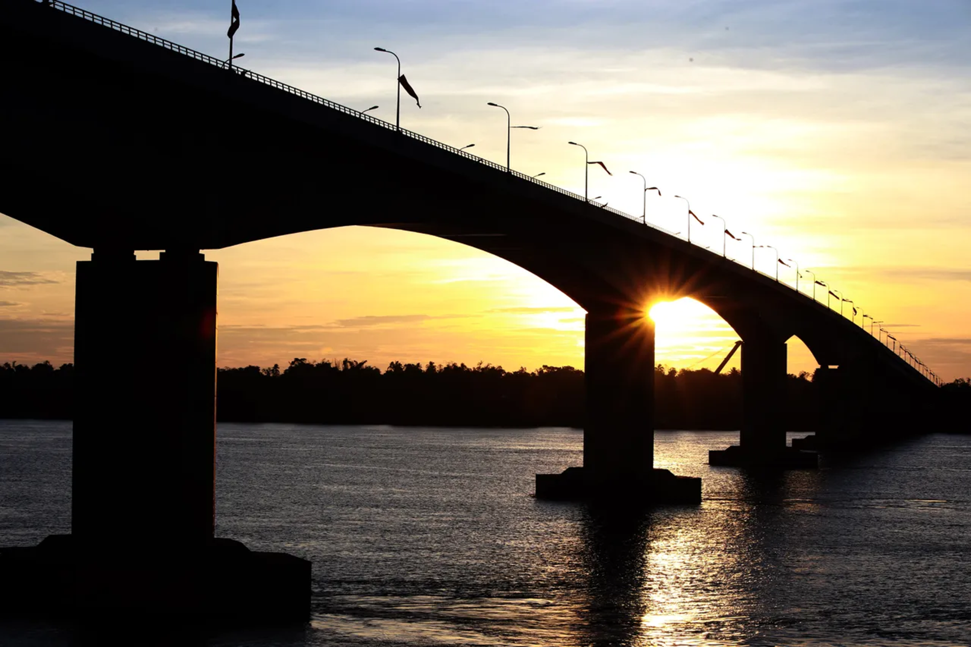 中国公司建造，跨越湄公河，连接柬埔寨斯登特朗县、格罗奇马县的“格罗奇马大桥”，又称中柬友谊大桥。