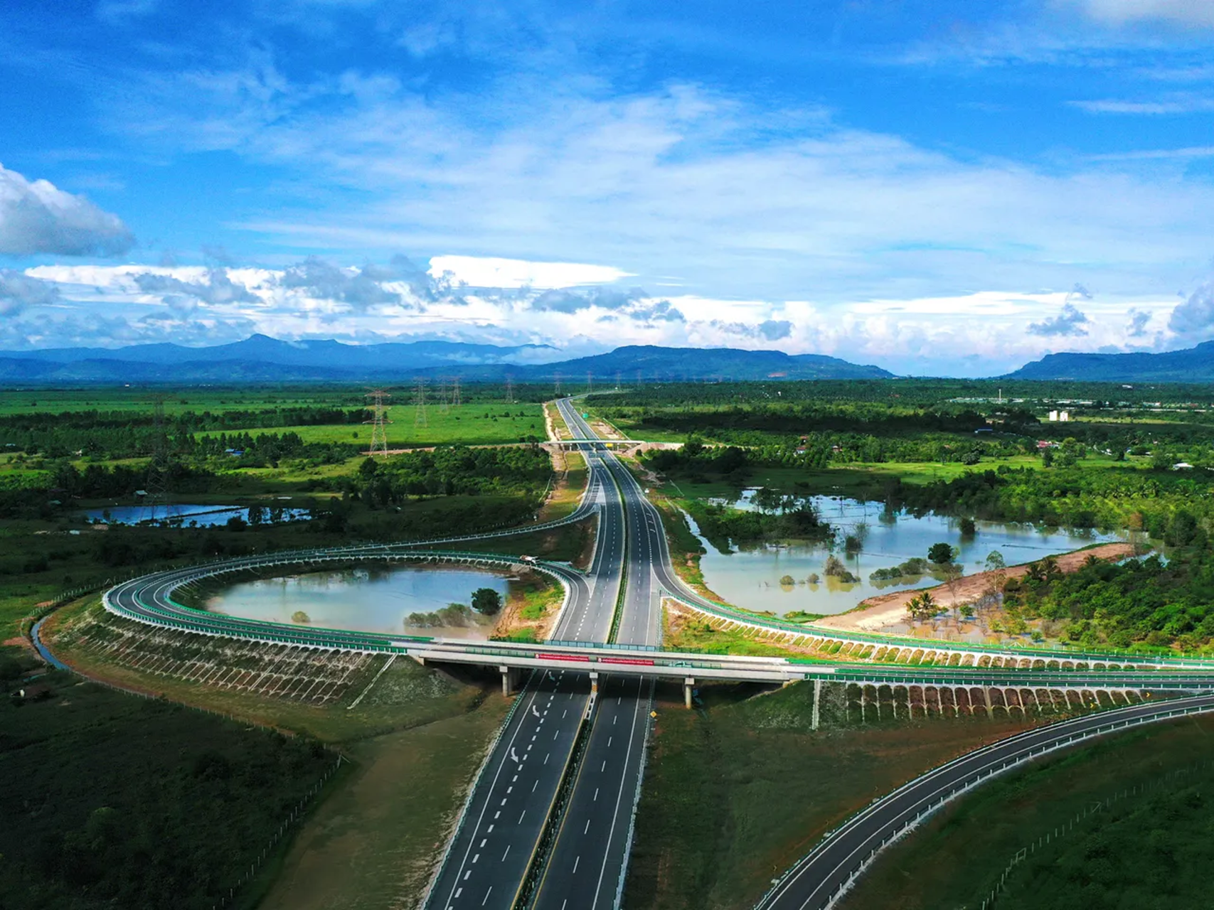 柬埔寨第一条高速公路“金港高速公路”为中国公司建造，连接金边于西哈努克港。