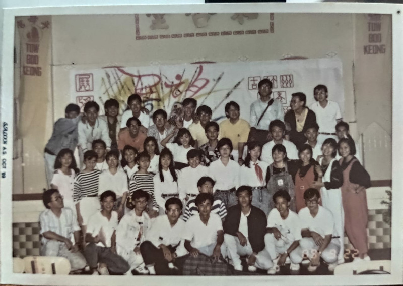 年少的张文辉（前排右）与音乐同道，从80年代就开始活跃音乐创作。