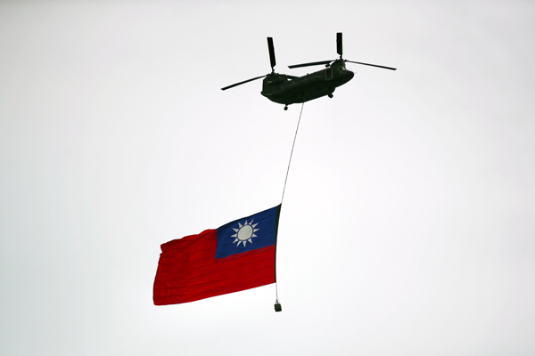 运输直升机吊挂巨幅青天白日满地红旗，通过庆典上空。（欧新社）
