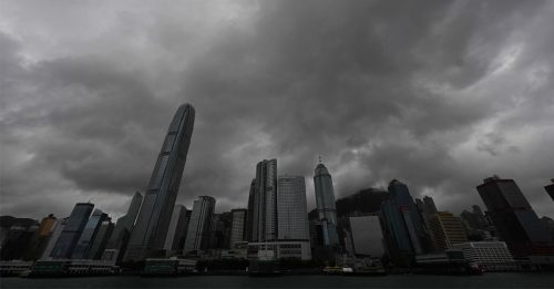 香港挂8号风球 港股延至下午开市