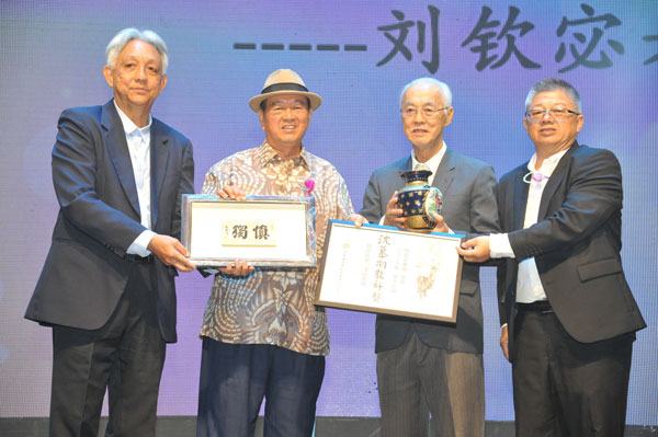 李金友（左2起）颁发奖状给刘钦宓老师；左为谢立意，右为王仕发。
