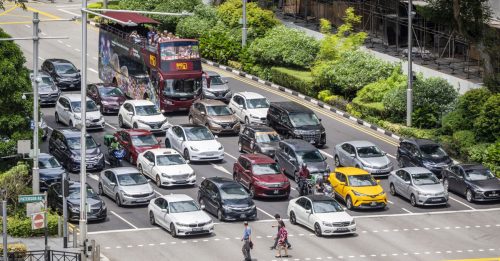 新加坡拥车证飙天价 想买SUV先付50万【内附音频】