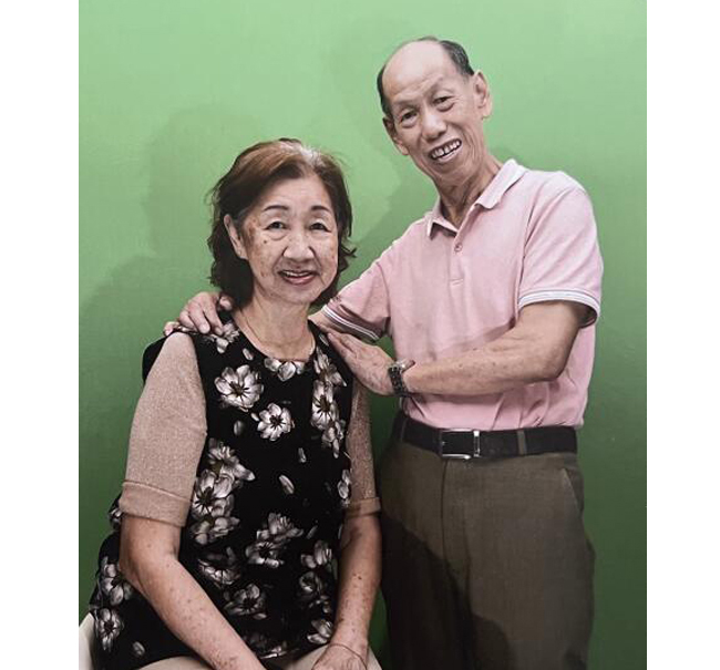 邓善文（右）与太太李月香结婚50年，感情深厚。