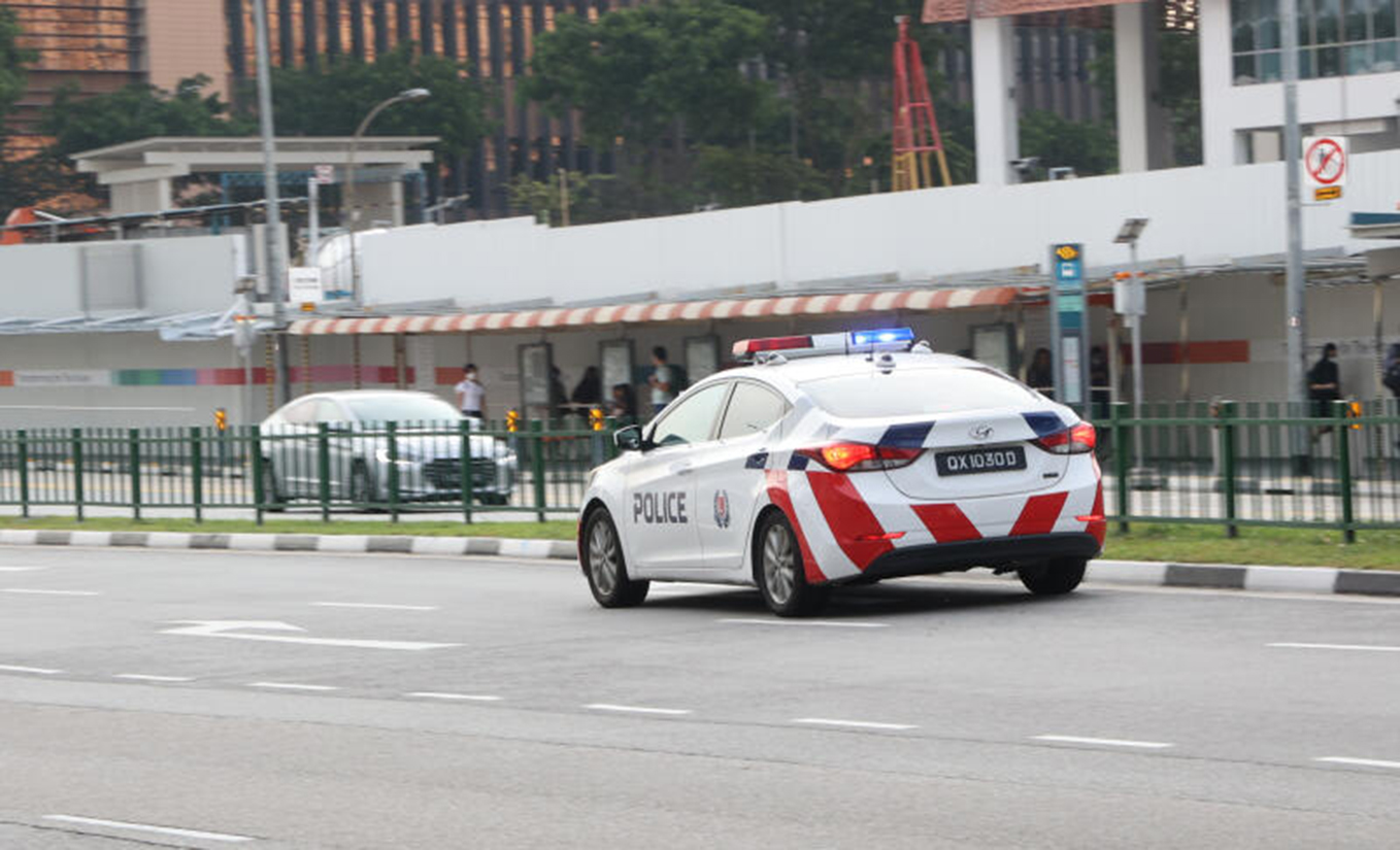 被告从被逮捕起一直被还押在新加坡中央警署，直到周五傍晚6时才从警署坐上警车离开。
