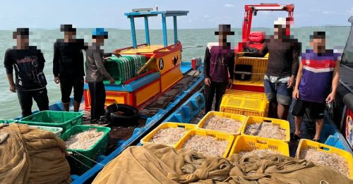 海事局扣查2渔船 捕6非法外劳 起450公斤鲜虾