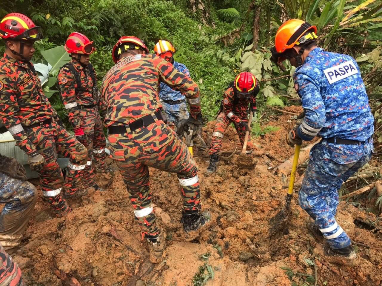在爆发土崩事故后，拯救人员使用不同的工具寻找生还者。