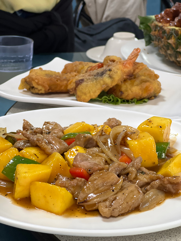 ■台南果农之家的每道料理都以当季水果入菜，夏天吃尤其清爽开胃，很符合我们的胃口。