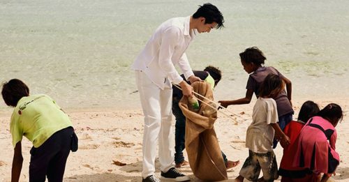 来马参与海洋保护活动 李现无惧肮脏捡垃圾