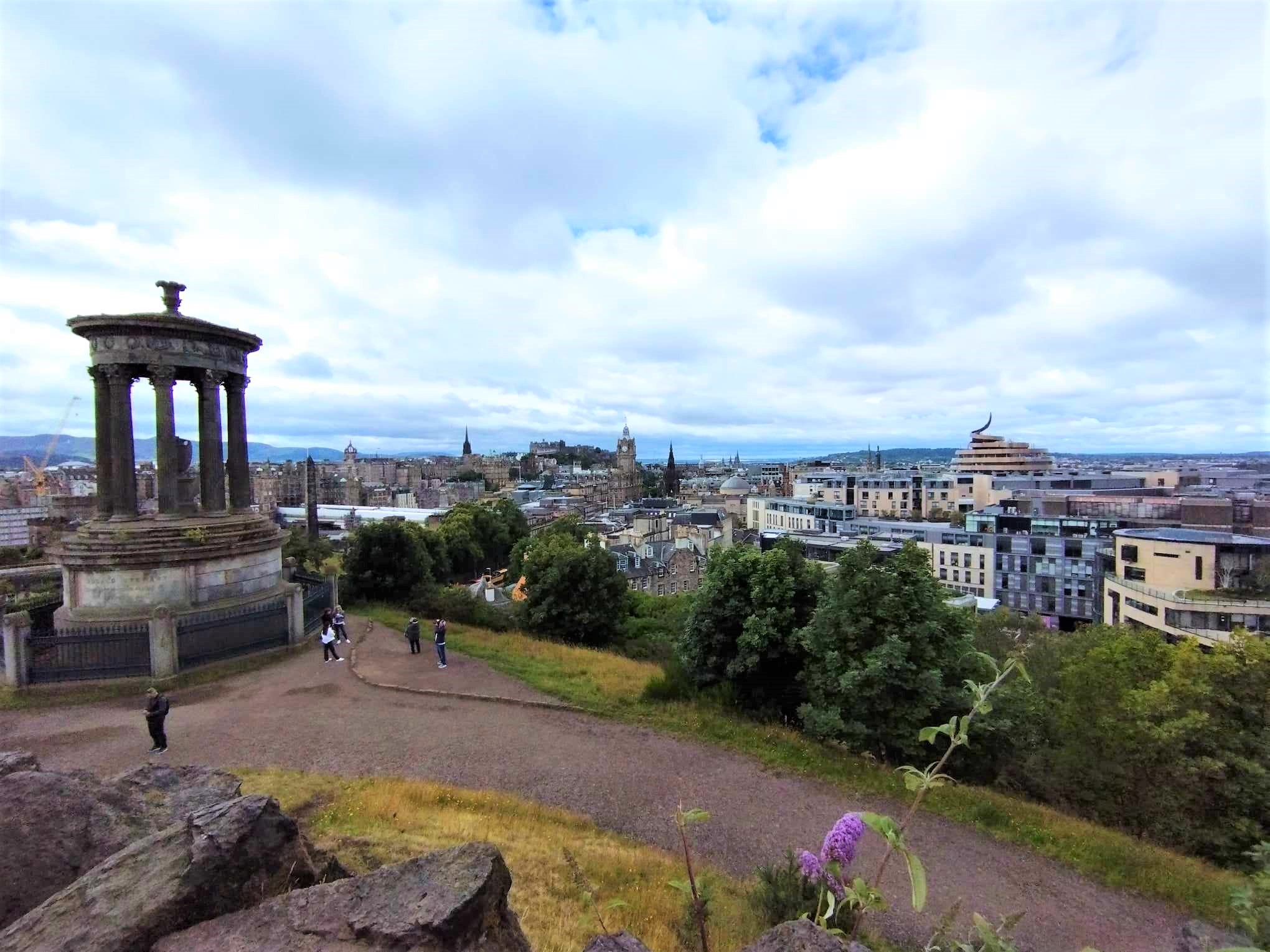 ■卡尔顿山上的斯图尔特纪念亭搭配全市美景，几乎是爱丁堡的景点代名词。