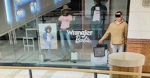 男站櫥窗扮人形模特兒 等賣場打烊四處偷竊