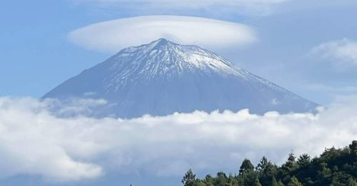 富士山顶出现斗笠云 状似戴帽