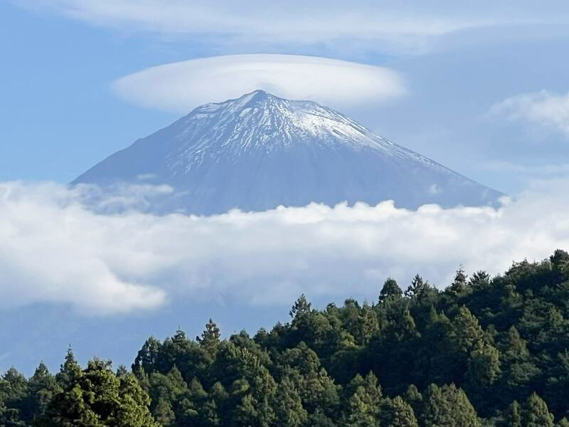 富士山顶出现斗笠云 状似戴帽