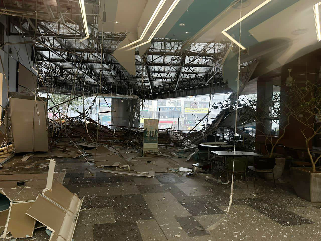 购物中心天花板坍塌 至少3人受伤！