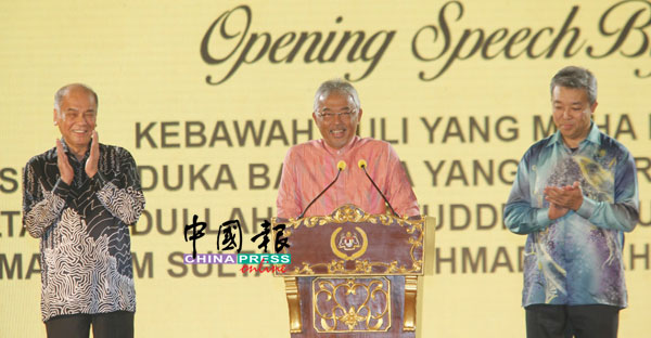 陛下（中）在陈广才（左）和莫哈末韩迪（右）陪同下，发表致词。