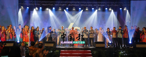 陛下与一众嘉宾、表演者，在台上高歌载舞。