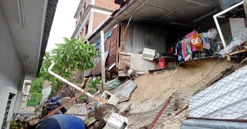 大雨倾盆后引发土崩 沙登一住宅围墙坍塌