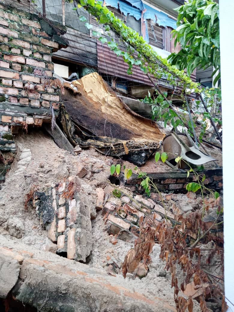 大雨倾盆后引发土崩 沙登一住宅围墙坍塌