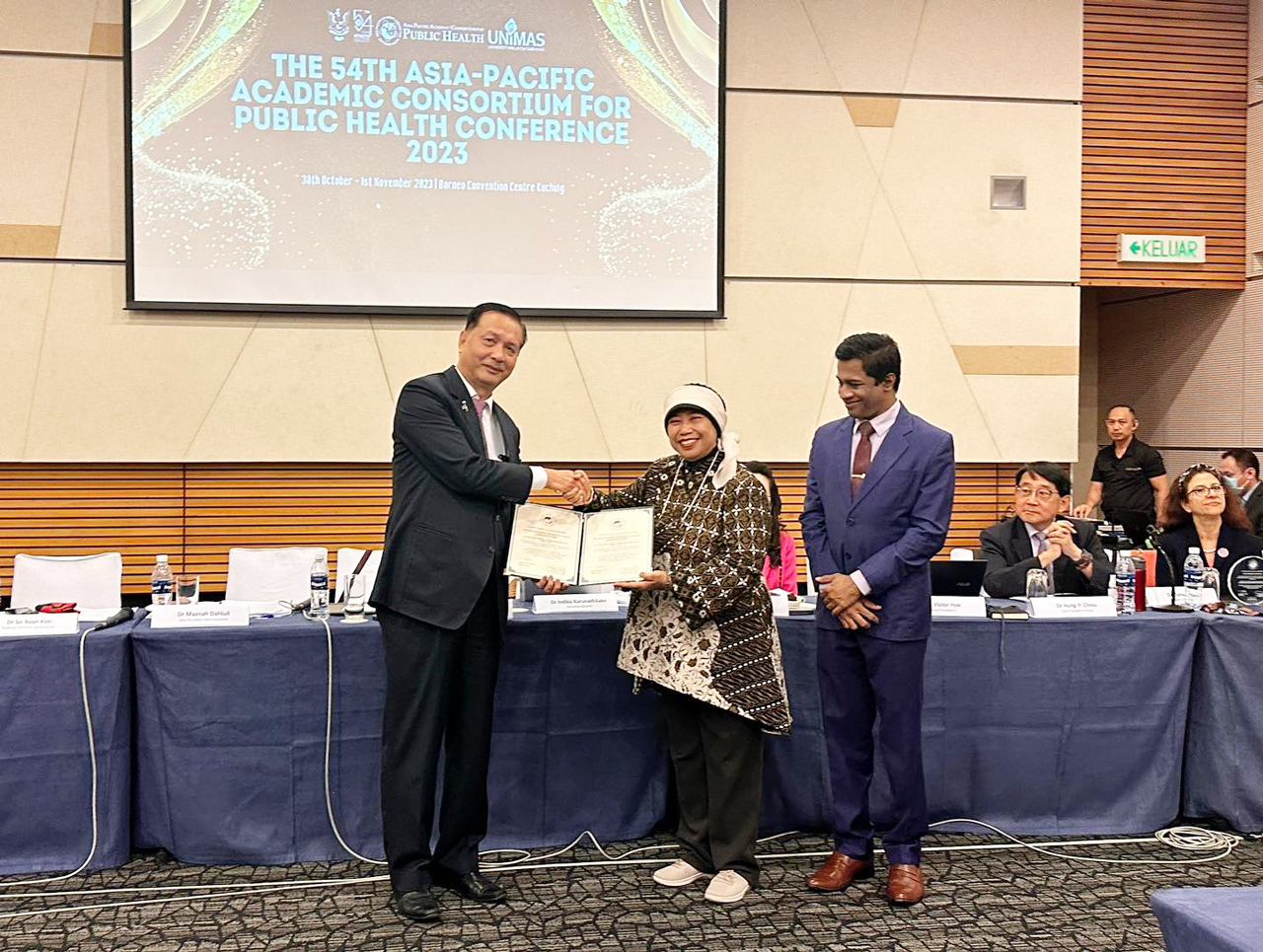 诺希山代表大马 接领“卡祖迈凯伦领导成就奖”