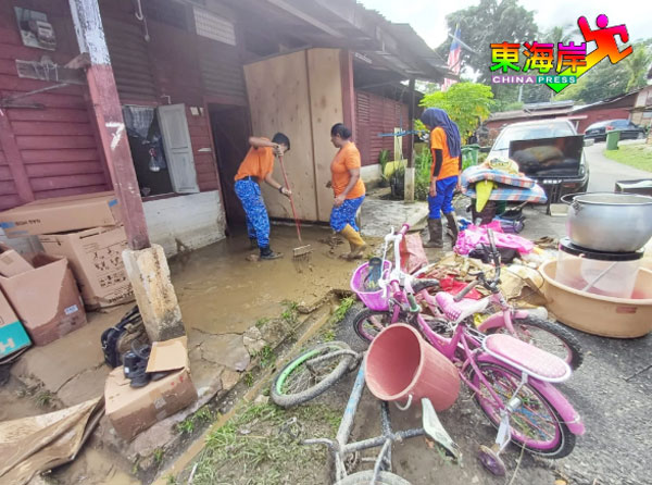 民防局队员到灾场协助居民收拾残局。