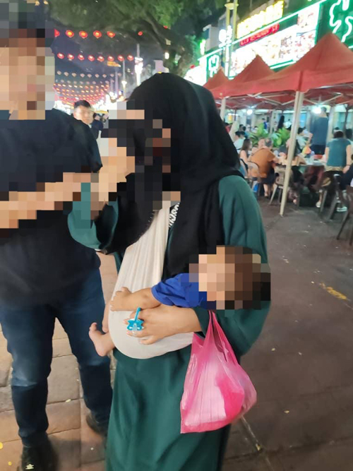 中国大妈戴上面纱尼卡布假装成穆斯林，更抱着孩子“卖惨”在我国行乞。

