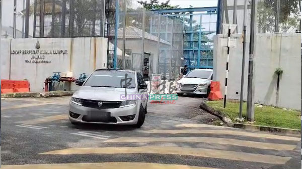 3名嫌犯被押上警车，随后被押往吉隆坡敦拉萨路医药机构大厦（Menara KPJ）的武吉阿曼商业罪案调查局总部，录口供助查。
