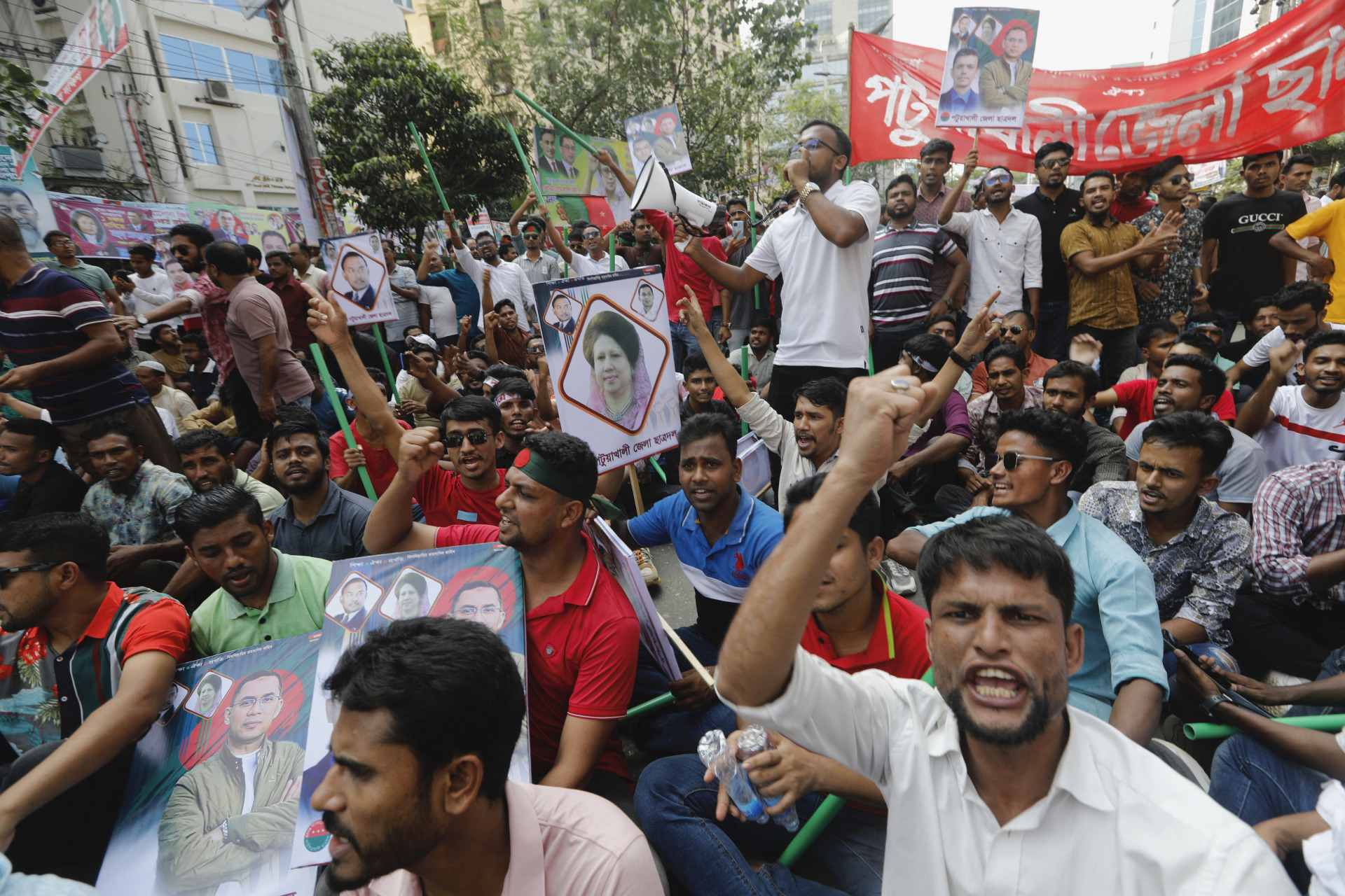 孟加拉民族主义党的示威者周六聚集在达卡示威，并高喊口号， 情绪激昂。（美联社）